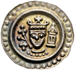 ULM, KÖNIGLICHE MÜNZSTÄTTE. 
FRIEDRICH II., 1215-1250. Brakteat um 1220-1250. Gekrönter Königskopf von vorn zwischen Blütenzweig und Türmchen mit Spi...