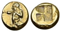 Mysia, Kyzikos. EL Hekte, 2.62 g. 10.72 mm. Circa 400–380 BC.
Obv: Silenos? (or a slave), nude and bearded, crouching over tunny, facing, head left; r...