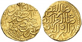 * AH 982. Imperio Otomano. Murad III. Jezair (Argel). Dinar sultani. (S.Album 1332) (MItch. W. of I. 1260). 3,45 g. Ligeramente descentrada, pero comp...