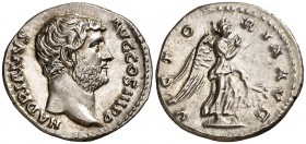 (135 d.C.). Adriano. Denario. (Spink 3547) (S. 1454) (RIC. 282). 3,26 g. Bella. EBC.