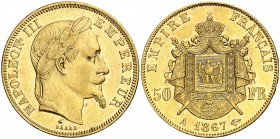 1867. Francia. Napoleón III. A (París). 50 francos. (Fr. 582) (Kr. 804.1). 16,05 g. AU. Tirada de 2.000 ejemplares. Leves marquitas. Escasa. EBC-.