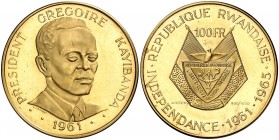 1965. Ruanda. 100 francos. (Fr. 1) (Kr. 4). 30,03 g. AU. Independencia. Acuñación de 3000 ejemplares. Escasa. S/C.