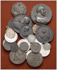 Lote de 24 monedas y medallas del Vaticano, de diversos metales y épocas. A examinar. BC/EBC.
