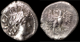 Antiochos VI. (144-142 BC) AR Drachm. (18mm, 3,29g) Antioch. Obv: radiate head right. Rev: macedonian helmet with horn.