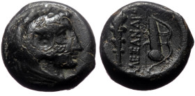 Kings of Macedon, Alexander III 'the Great', AE, (Bronze, 6.87 g 16 mm), 336-323 BC. Macedonian mint.
Obv: Head of Herakles right, wearing lion skin.
...