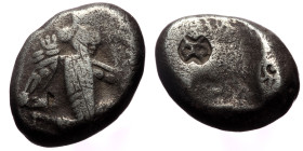 Persia, Achemenid Empire, Uncertain kings. Sardes (ca. 420-350 BC) AR Siglos (Silver, 5.24g, 15mm). 
Obv: Persian king or hero running right, holding ...