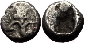 Persia, Achaemenid Empire, Time of Xerxes II to Artaxerxes II (ca 420-375 BC) AR 1/4 Siglos (Silver, 8mm, 1.03g). 
Obv: Persian king or hero in kneeli...