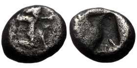Persia, Achaemenid Empire, Time of Darios I to Xerxes I (ca 505-480 BC) AR 1/4 Siglos (Silver, 9mm, 1.63g). 
Obv: Persian king or hero in kneeling-run...