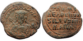Constantine VII Porphyrogenitus with Romanus I (913-959) AE Follis (Bronze, 6.23g, 28mm) Constantinople.
Obv: + RωMAҺ ЬASILЄVS RωM, Crowned facing bus...
