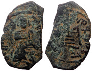 Islamic, Umayyad Caliphate. Abd al-Malik ibn Marwan, AE, Fals. (Bronze, 2.58 g. 25 mm.) 685-705 AD / 65-86 AH.
Obv: Caliph standing facing, placing ha...