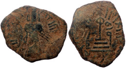 Islamic, Umayyad Caliphate. Abd al-Malik ibn Marwan, AE, Fals. (Bronze, 1.60 g. 20 mm.) 685-705 AD / 65-86 AH.
Obv: Caliph standing facing, placing ha...