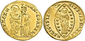 Venezia.  

Zecchino, AV 3,49 g. IOAN CORNEL – S M VENET S. Marco nimbato, stante a s., porge il vessillo al doge genuflesso; lungo l’asta, D V X. Rv....