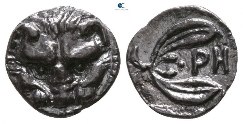 Bruttium. Rhegion 415-387 BC. 
Litra AR

8mm., 0,58g.

Facing lion's head /...