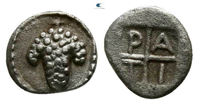 Macedon. Tragilos 450-400 BC. 
Tetartemorion AR

5mm., 0,21g.

Grape bunch ...