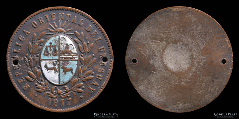 Uruguay. 1917. Insignia de uniforme. Escudo esmaltado. Cobre; 40mm; 16.49g. (XF)...