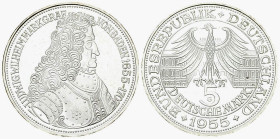 Deutschland, AR 5 Mark 1955 G, Markgraf 

Deutschland, Bundesrepublik. AR 5 Mark 1955 G (11.19 g). Markgraf von Baden.
 AKS 212.

Selten. Fast un...