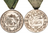 Ausländische Orden und Ehrenzeichen Persien/Iran
Tapferkeitsmedaille Silber. 1 Stück mit Dreiecksband (min. 10, fast Stempelglanz) und 1 Stück mit Ba...