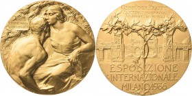 Ausstellungen - Weltausstellungen
1906 - Mailand Vergoldete Bronzemedaille 1906 (S. Johnson/Giannino) Sitzende weibliche Gestalt küsst vor ihr stehen...