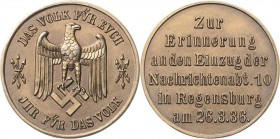 Drittes Reich
 Bronzierte Zinnmedaille 1936 (unsigniert) Zur Erinnerung an den Einzug der Nachrichtenabt. 10 in Regensburg. Reichsadler auf Hakenkreu...