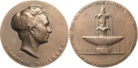 Firmen
Farbenfabriken Bayer, Leverkusen Bronzegußmedaille 1923 (C.Stock) Auf den 60. Geburtstag seiner Gemahlin Johanna Duisberg, geb. Seebohm, gewid...