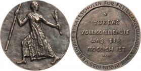 Berlin
 Bronzegußmedaille 1935 (unsigniert) Vereinigte Staatsschulen für freie und angewandte Kunst. Frauengestalt im langen Gewand nach links schrei...