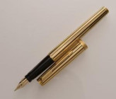 PARKER -Penna stilografica - Corpo laminato in oro con striature nere e finiture dorate. Ricarica a cartuccia. Pennino F in oro giallo 18kt. Penna usa...