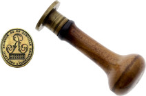 Cachet Révolutionnaire, Commissaire National en la Monnoye d'Orléans (circa 1790) (Laiton doré, 27.65 gr, 22 mm). Superbe.

Le Commissaire National en...