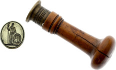 Cachet Révolutionnaire (circa 1790) (Laiton doré, 45.80 gr, 22 mm). Superbe.22.00 mm - 45.80 gr

Provient de la collection du Docteur André Bernheim...