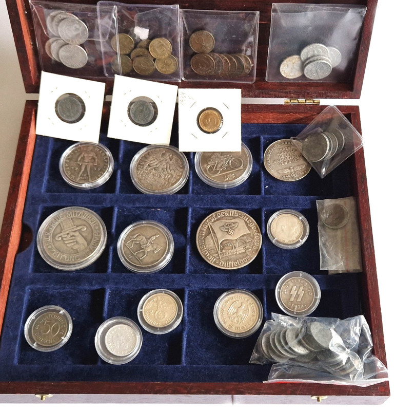 Holzkassette mit 2x 2RM 1937E, 5 RM 1936A, etwa 60 Kleinmünzen (darunter 7x 50 P...