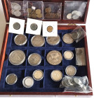 Holzkassette mit 2x 2RM 1937E, 5 RM 1936A, etwa 60 Kleinmünzen (darunter 7x 50 Pf. Alu mit Kreuz) und neun Fälschungen von NS-Medaillen u.ä., zus. übe...