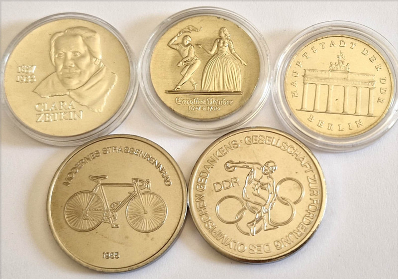 5 Mark 1984, 5 Mark 1985 Neuber, 20 Mark 1982 Zetkin, 2 Medaillen