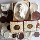 Goethe, Johann Wolfgang kleine Sammlung Medaillen, dabei Porträtrelief 150mm nach dem Original von Johann Peter Melchior und 12 verschiedene Porzellan...