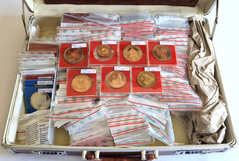 2 Metallkoffer Medaillensammlung, meist DDR, viele Kulturbund- und Ereignismedai...