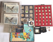 Großer Karton mit Münzen aus aller Welt, 1 Album, 2 Tabletts und zahlreiche Folder, auch Silber sowie 5x Danzig Kleinmünzen und 3x Saarland, fast alle...