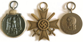 Kriegsverdienstkreuz mit Schwertern, Medaille Winterschlacht im Osten, und Medaille Romania Recunoscatore 1941, alle gut erhalten ohne Band ss-vz