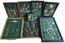 Umfangreiche Sammlung Orden, Auszeichnungen, Abzeichen ab ca. 1900 mit Schwerpunkt III. Reich, über 200 Teile auf 10 selbstgefertigten Tabletts. Weit ...