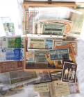 Holzkassette mit über 300 Banknoten, Notgeldscheinen u.a. Objekten. Interessanter Posten mit Notgeldfehldrucken, Kinderspielgeld, Banknoten Kaiserreic...