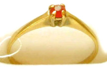 Schmuckring mit kleinem roten Solitär, 1,1g Gelbgold 333, RM 58 (US 8,4) geringe Tragespuren, sehr gute Erhaltung