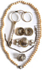 Etwa 100 Jahre alte Lorgnette, Messing vergoldet und blau-weiß emailliert mit funktionierendem Faltmechanismus und Ersatzgläsern. Dazu etwas Modeschmu...