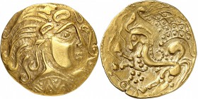GAULE
Parisii (60-40 av. J.C.). Statère d’or classe V.
Av. Profil à droite à la chevelure simplifiée faite de traits courbes regroupés sur le front,...