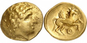 GAULE
Médiomatrique (III-IIème siècle av. J.C.). Quart de statère d’or au pégase, type de Tarquimpol. 
Av. Tête chevelue à droite, aux mèches ondulé...