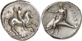 GRECE ANTIQUE
Calabre, Tarente (ca. 155-145 av. J.C.). Nomos argent.
Av. Guerrier nu sur un cheval à droite, tenant un bouclier rond et deux lances ...