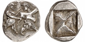 GRECE ANTIQUE
Tribus thraco-macédoniennes, Siris (ca. 525-480 av. J.C.). Statère argent.
Av. Satyre ithyphallique debout à droite attrapant de sa ma...