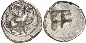 GRECE ANTIQUE
Ionie, Téos (ca. 450-425 av. J.C.). Statère argent.
Av. THION, griffon assis à droite, la patte avant gauche relevée, une grappe et un...