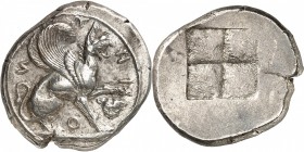 GRECE ANTIQUE
Ionie, Téos (ca. 450-425 av. J.C.). Statère argent.
Av. THION, griffon assis à droite, la patte avant gauche relevée, une tête de pant...