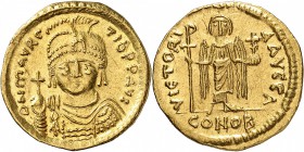 EMPIRE BYZANTIN
Maurice Tibère (582-602). Solidus, Constantinople.
Av. Buste couronné de face tenant un globe crucigère. Rv. Victoire debout de face...