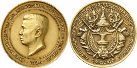 CAMBODGE
Sisowath Monivong (1927-1941). Médaille en or 1928, célébrant le couronnement.
Av. Buste nu à gauche. Rv. Armoiries du Cambodge.
Lec. 145....