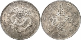 CHINE
Province de Hupeh. 7 mace 2 candareens / dollar non daté (1895-1907).
Av. Dragon, légende circulaire. Rv. Valeur et légende circulaire.
Y. 12...