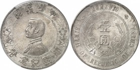 CHINE
Première République (1912-1949). Dollar non daté (1927).
Av. Buste habillé à gauche. Rv. Inscription chinoise dans une couronne de fleur. 
KM...