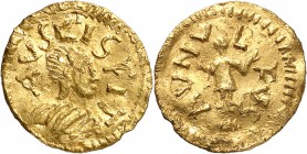 FRANCE
Mérovingiens. Monétaire AVNULFVS (VIIème siècle). Triens en or.
Av. AVSCIS FIT Buste à droite, épaule cintrée, guirlande au pourtour. Rv. + A...
